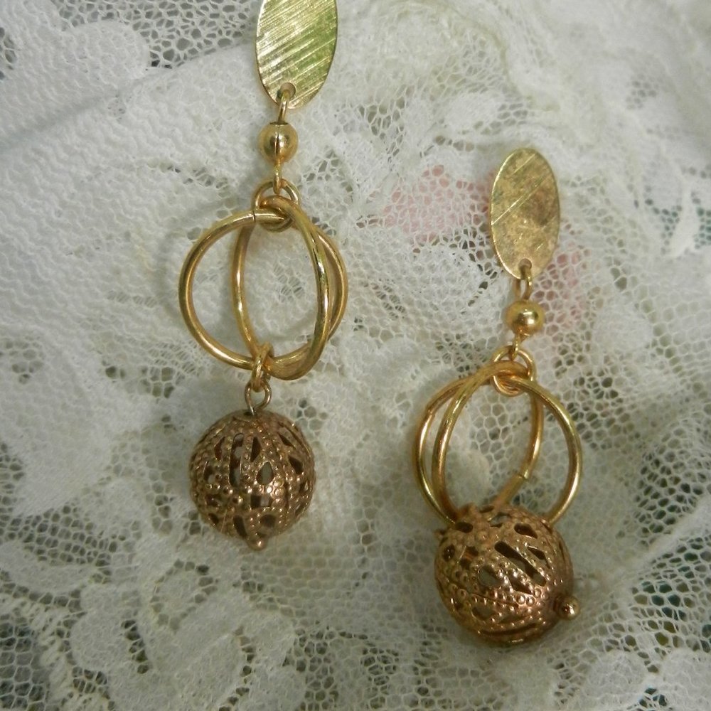Filigreed gold chandelier pierced earrings gold tone drop and dangle Victorian - Picture 4 of 13